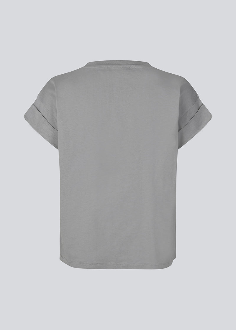 T-shirt i økologisk bomuld i grå med en smule kortere længde. BrazilMD short t-shirt har rund hals og opsmøgede ærmer.&nbsp;