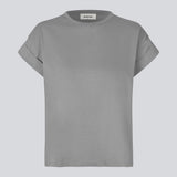 T-shirt i økologisk bomuld i grå med en smule kortere længde. BrazilMD short t-shirt har rund hals og opsmøgede ærmer.&nbsp;