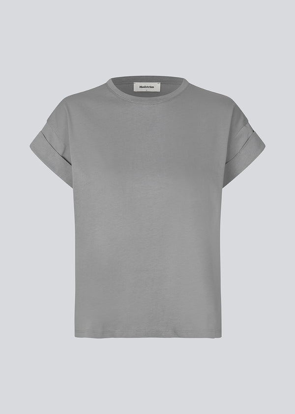 T-shirt i økologisk bomuld i grå med en smule kortere længde. BrazilMD short t-shirt har rund hals og opsmøgede ærmer.&nbsp;