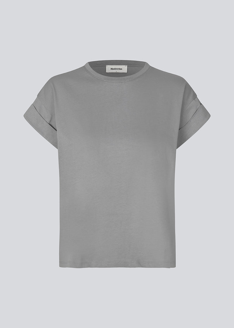 T-shirt i økologisk bomuld i grå med en smule kortere længde. BrazilMD short t-shirt har rund hals og opsmøgede ærmer.&nbsp;
