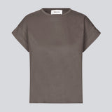 T-shirt i økologisk bomuld med en smule kortere længde. BrazilMD short t-shirt har rund hals og opsmøgede ærmer. Modellen er 177 cm og har en størrelse S/36 på.