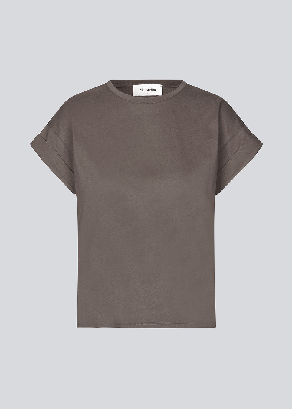 T-shirt i økologisk bomuld med en smule kortere længde. BrazilMD short t-shirt har rund hals og opsmøgede ærmer. Modellen er 177 cm og har en størrelse S/36 på.