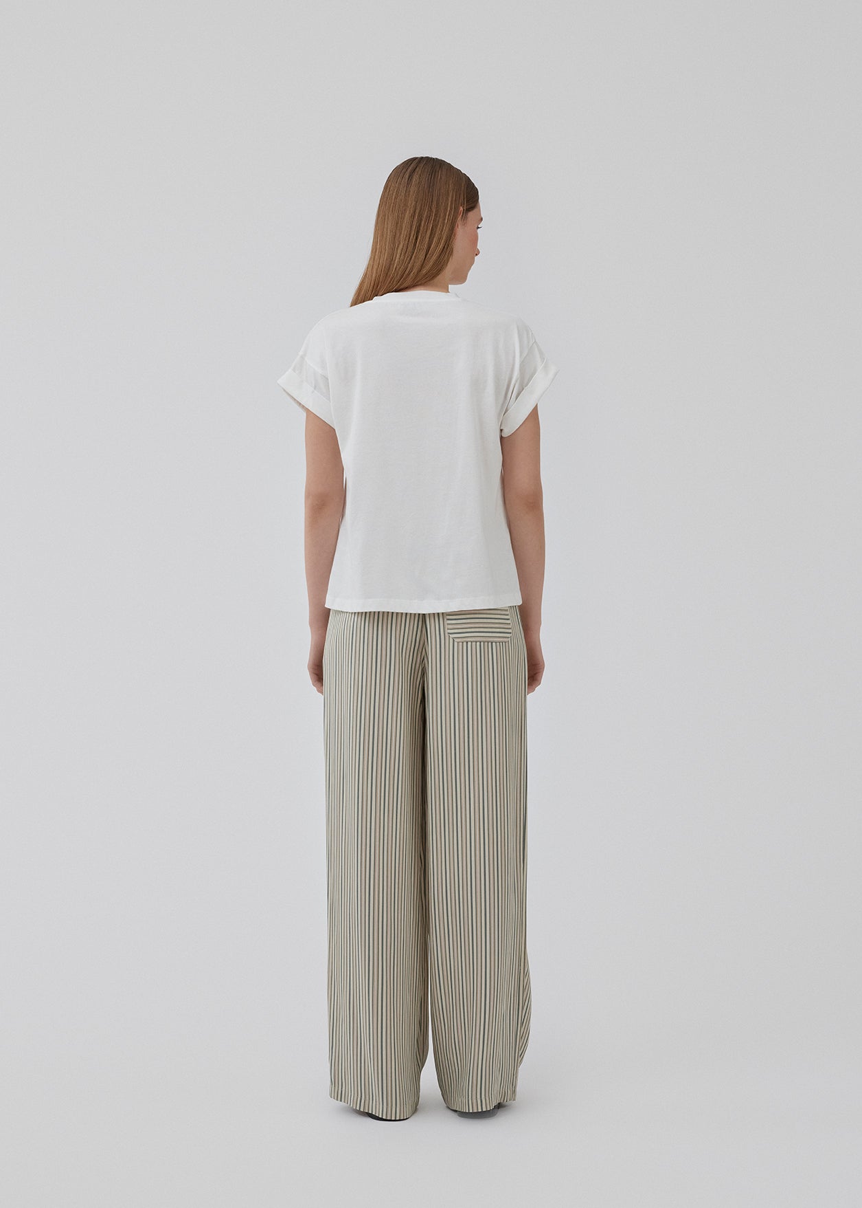 Hvid t-shirt i økologisk bomuld med en smule kortere længde. BrazilMD short t-shirt har rund hals og opsmøgede ærmer. Modellen er 177 cm og har en størrelse S/36 på.<br>