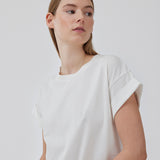 Hvid t-shirt i økologisk bomuld med en smule kortere længde. BrazilMD short t-shirt har rund hals og opsmøgede ærmer. Modellen er 177 cm og har en størrelse S/36 på.<br>