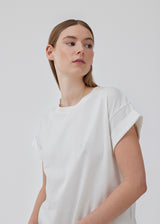 Hvid t-shirt i økologisk bomuld med en smule kortere længde. BrazilMD short t-shirt har rund hals og opsmøgede ærmer. Modellen er 177 cm og har en størrelse S/36 på.<br>