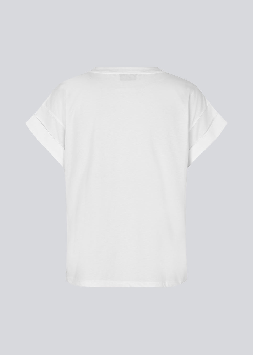 Hvis t-shirt i økologisk bomuld med en smule kortere længde. BrazilMD short t-shirt har rund hals og opsmøgede ærmer. Modellen er 177 cm og har en størrelse S/36 på.