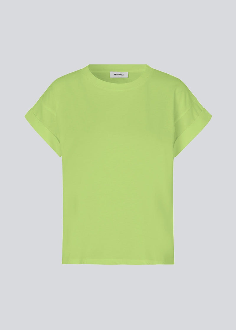 T-shirt i økologisk bomuld i lime grøn med en smule kortere længde. BrazilMD short t-shirt har rund hals og opsmøgede ærmer.&nbsp;