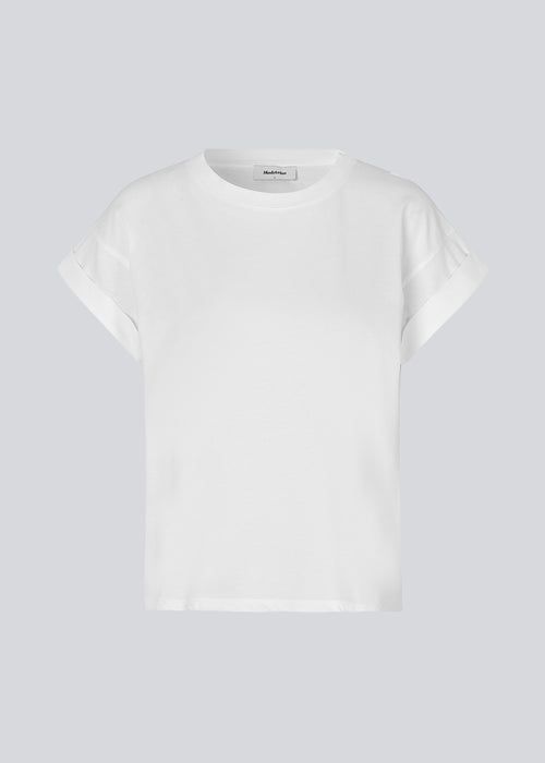 Hvis t-shirt i økologisk bomuld med en smule kortere længde. BrazilMD short t-shirt har rund hals og opsmøgede ærmer. Modellen er 177 cm og har en størrelse S/36 på.