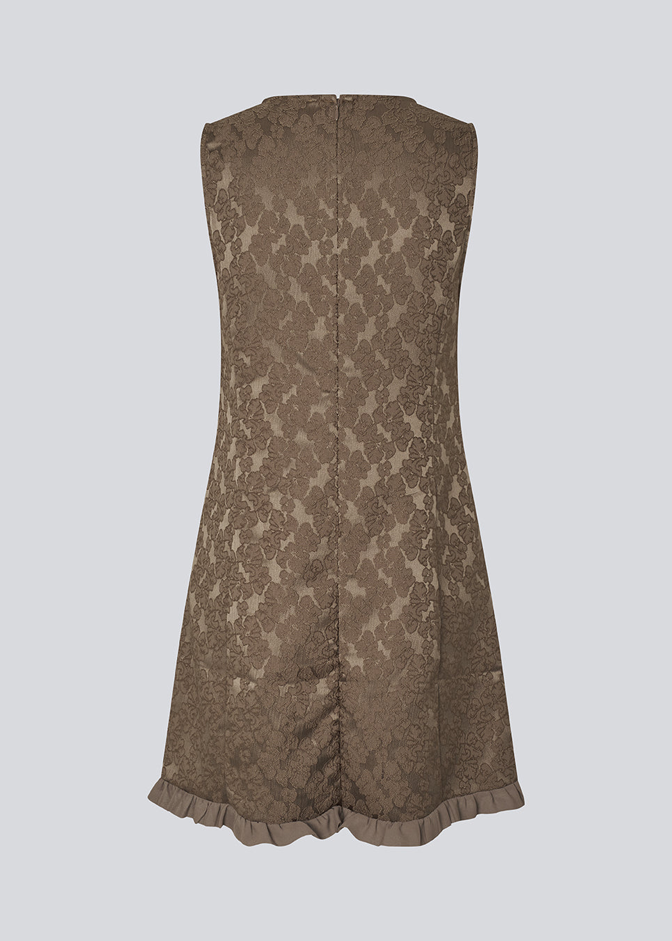 Elegant kort kjole i stof med struktur og mønster. Briannamd Dress har feminine detaljer som A-snit og flæsekant, er ærmeløs og designet med rund halsudskæring samt lynlåslukning på ryggen. Fremstillet i 100% genanvendt polyester.
