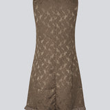 Elegant kort kjole i stof med struktur og mønster. Briannamd Dress har feminine detaljer som A-snit og flæsekant, er ærmeløs og designet med rund halsudskæring samt lynlåslukning på ryggen. Fremstillet i 100% genanvendt polyester.