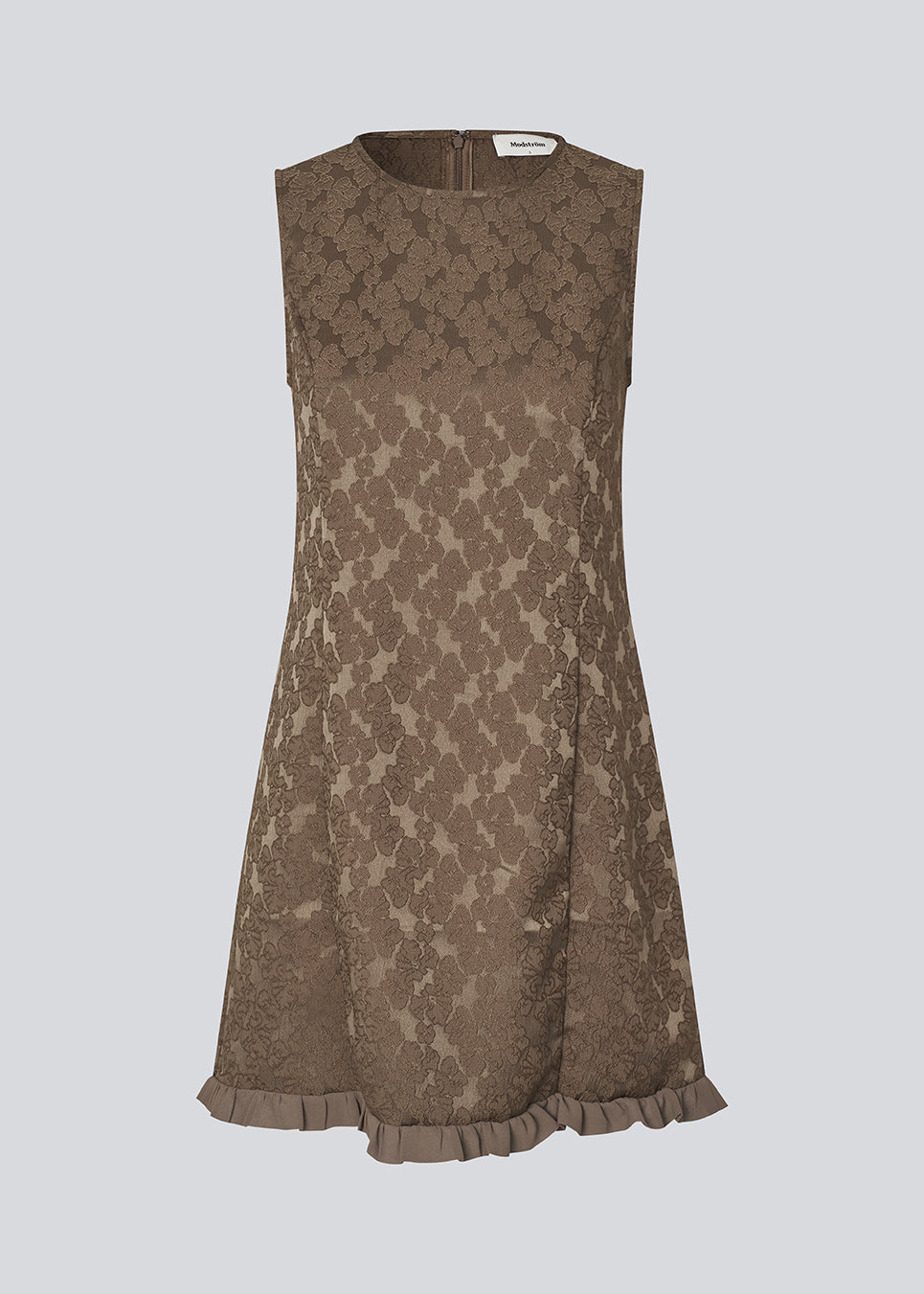 Elegant kort kjole i stof med struktur og mønster. Briannamd Dress har feminine detaljer som A-snit og flæsekant, er ærmeløs og designet med rund halsudskæring samt lynlåslukning på ryggen. Fremstillet i 100% genanvendt polyester.