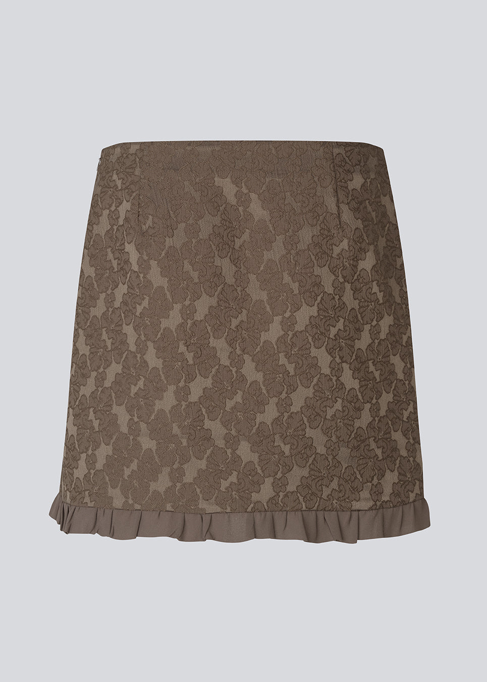 Elegant og feminin kort nederdel i eksklusivt stof med smuk struktur og mønster. Briannamd Skirt har et flatterende A-snit med dekorativ flæsekant samt diskret lynlåslukning. Fremstillet i 100% genanvendt polyester.