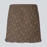 Elegant og feminin kort nederdel i eksklusivt stof med smuk struktur og mønster. Briannamd Skirt har et flatterende A-snit med dekorativ flæsekant samt diskret lynlåslukning. Fremstillet i 100% genanvendt polyester.