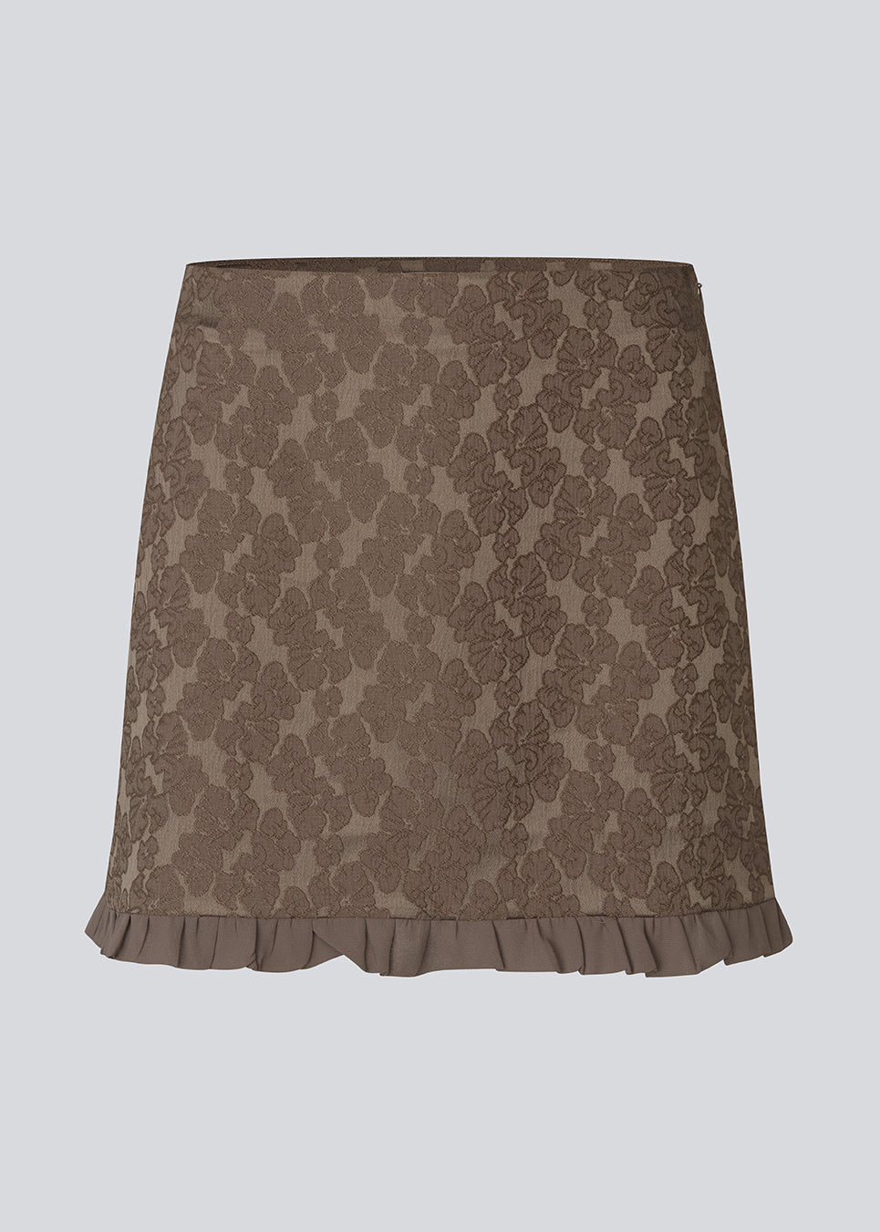 Elegant og feminin kort nederdel i eksklusivt stof med smuk struktur og mønster. Briannamd Skirt har et flatterende A-snit med dekorativ flæsekant samt diskret lynlåslukning. Fremstillet i 100% genanvendt polyester.