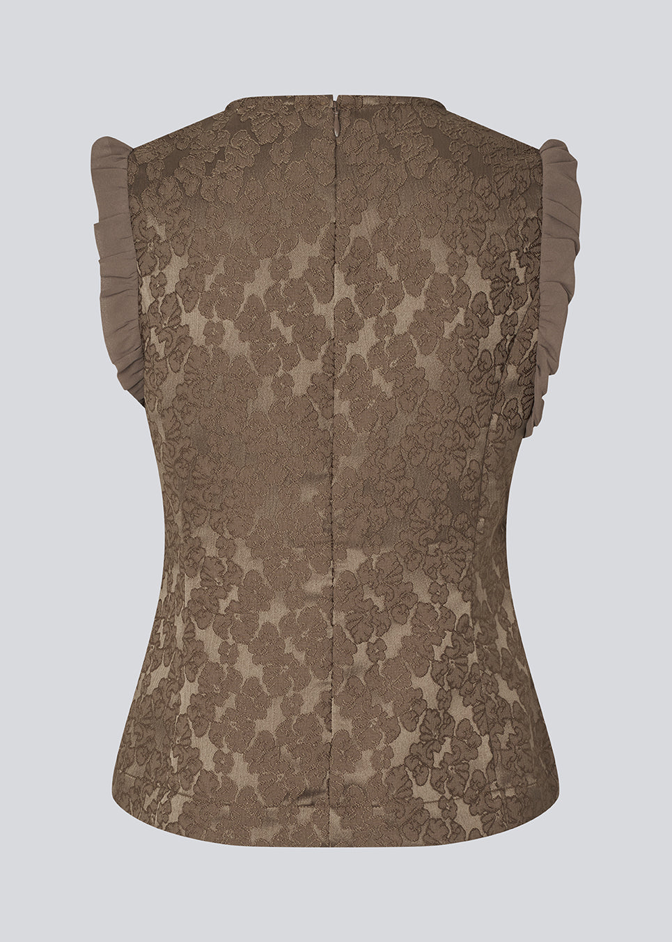 Elegant top i stof med struktur og mønster. Briannamd Top har feminine detaljer som figursyet snit, er ærmeløs med flæsekant og designet med rund halsudskæring samt lynlåslukning på ryggen. Fremstillet i 100% genanvendt polyester.