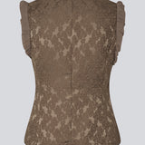 Elegant top i stof med struktur og mønster. Briannamd Top har feminine detaljer som figursyet snit, er ærmeløs med flæsekant og designet med rund halsudskæring samt lynlåslukning på ryggen. Fremstillet i 100% genanvendt polyester.
