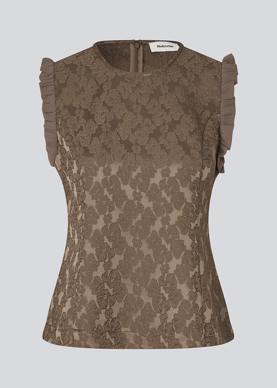 Elegant top i stof med struktur og mønster. Briannamd Top har feminine detaljer som figursyet snit, er ærmeløs med flæsekant og designet med rund halsudskæring samt lynlåslukning på ryggen. Fremstillet i 100% genanvendt polyester.