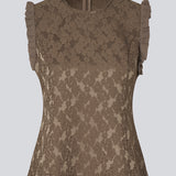 Elegant top i stof med struktur og mønster. Briannamd Top har feminine detaljer som figursyet snit, er ærmeløs med flæsekant og designet med rund halsudskæring samt lynlåslukning på ryggen. Fremstillet i 100% genanvendt polyester.