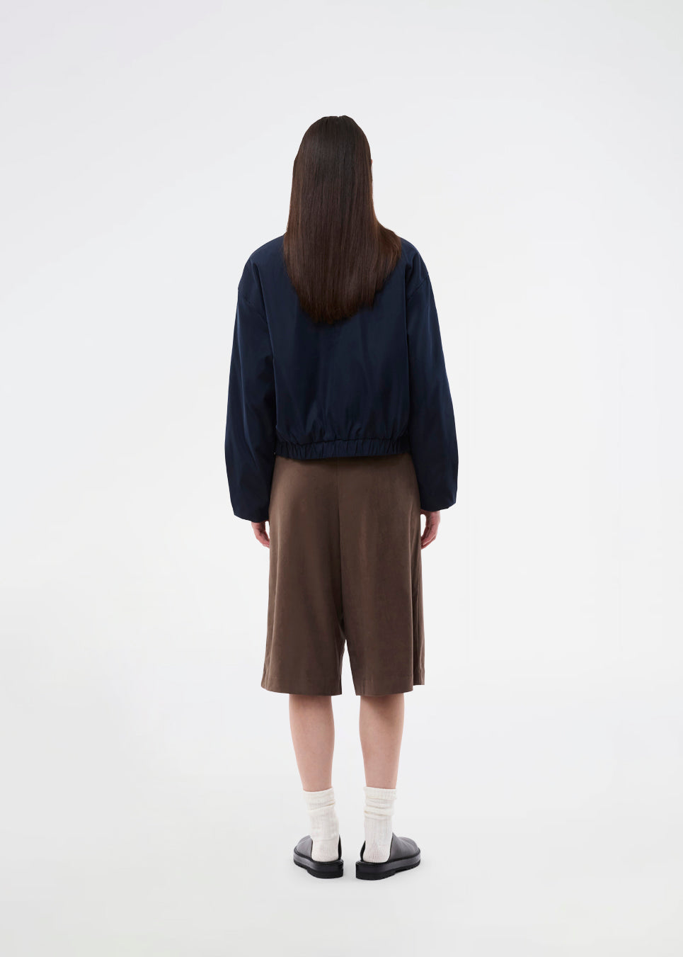 Bermudashorts i blødt imiteret ruskind. BritneyMD Long Shorts er en super cool og edgy model med knælængde, løst snit og elastikrem i taljen – en chic og komfortabel must-have til sommerens effortless looks.