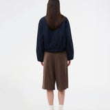 Bermudashorts i blødt imiteret ruskind. BritneyMD Long Shorts er en super cool og edgy model med knælængde, løst snit og elastikrem i taljen – en chic og komfortabel must-have til sommerens effortless looks.