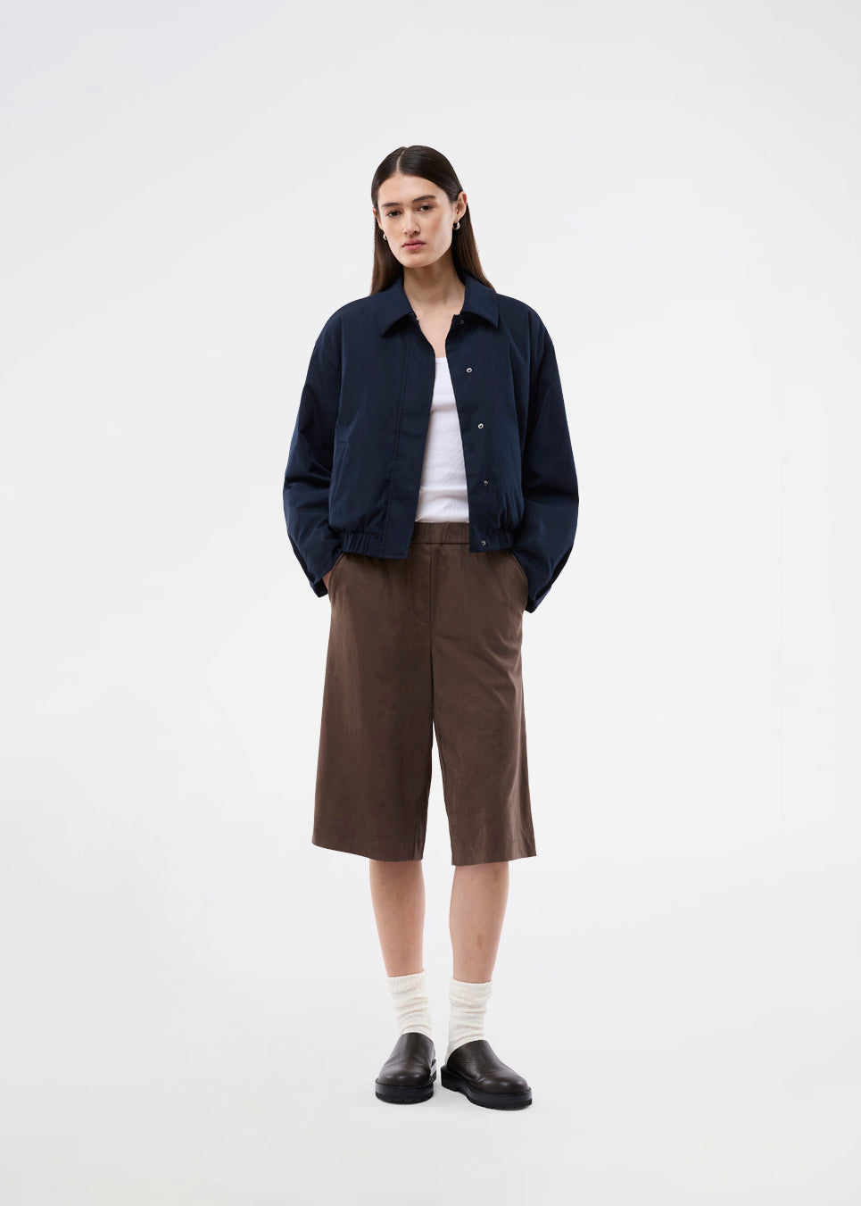 Bermudashorts i blødt imiteret ruskind. BritneyMD Long Shorts er en super cool og edgy model med knælængde, løst snit og elastikrem i taljen – en chic og komfortabel must-have til sommerens effortless looks.
