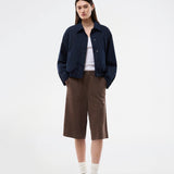 Bermudashorts i blødt imiteret ruskind. BritneyMD Long Shorts er en super cool og edgy model med knælængde, løst snit og elastikrem i taljen – en chic og komfortabel must-have til sommerens effortless looks.