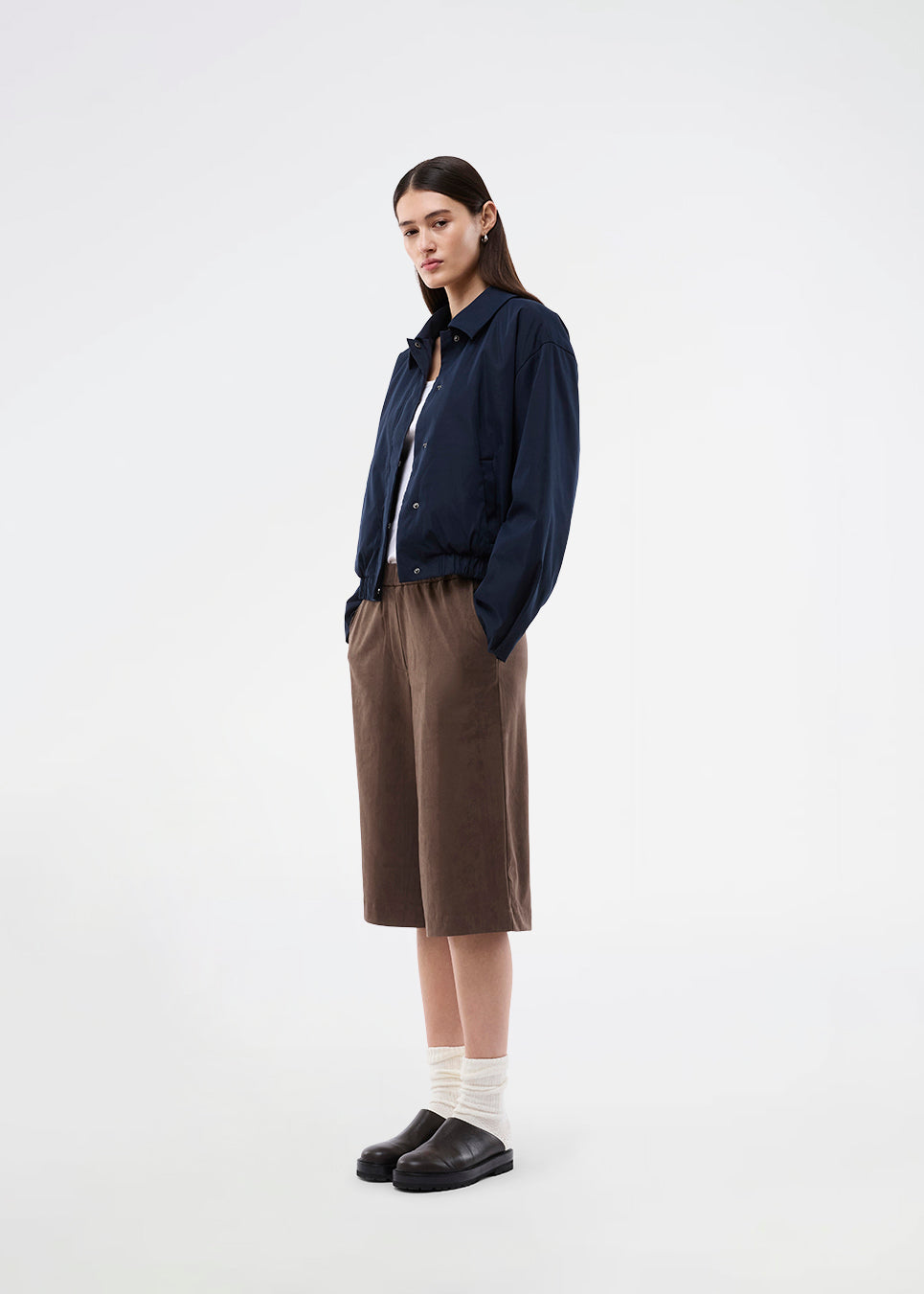 Bermudashorts i blødt imiteret ruskind. BritneyMD Long Shorts er en super cool og edgy model med knælængde, løst snit og elastikrem i taljen – en chic og komfortabel must-have til sommerens effortless looks.
