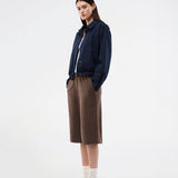 Bermudashorts i blødt imiteret ruskind. BritneyMD Long Shorts er en super cool og edgy model med knælængde, løst snit og elastikrem i taljen – en chic og komfortabel must-have til sommerens effortless looks.