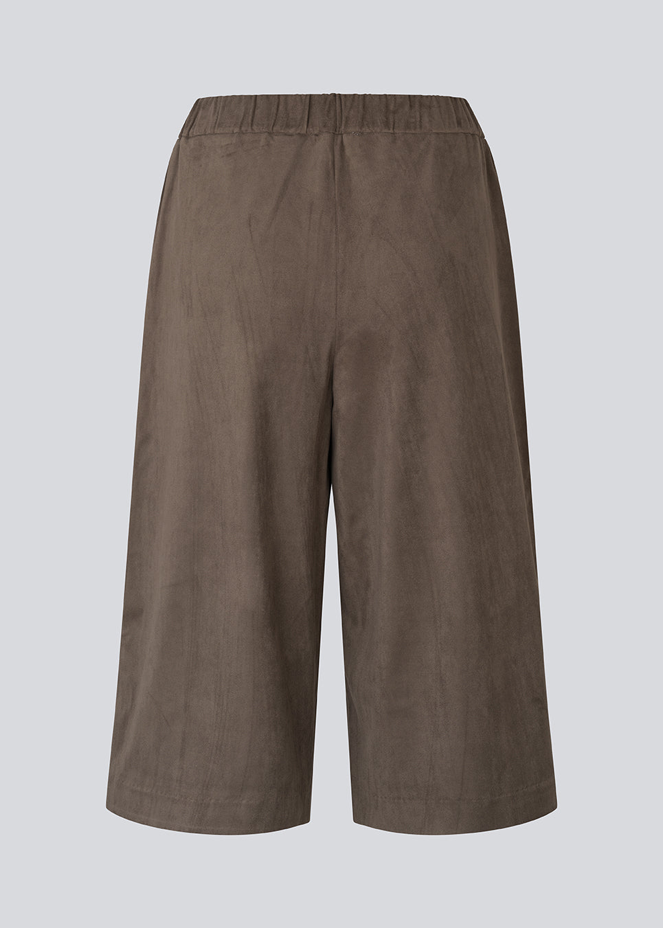 Bermudashorts i blødt imiteret ruskind. BritneyMD Long Shorts er en super cool og edgy model med knælængde, løst snit og elastikrem i taljen – en chic og komfortabel must-have til sommerens effortless looks.