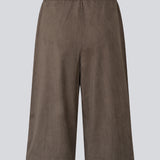 Bermudashorts i blødt imiteret ruskind. BritneyMD Long Shorts er en super cool og edgy model med knælængde, løst snit og elastikrem i taljen – en chic og komfortabel must-have til sommerens effortless looks.