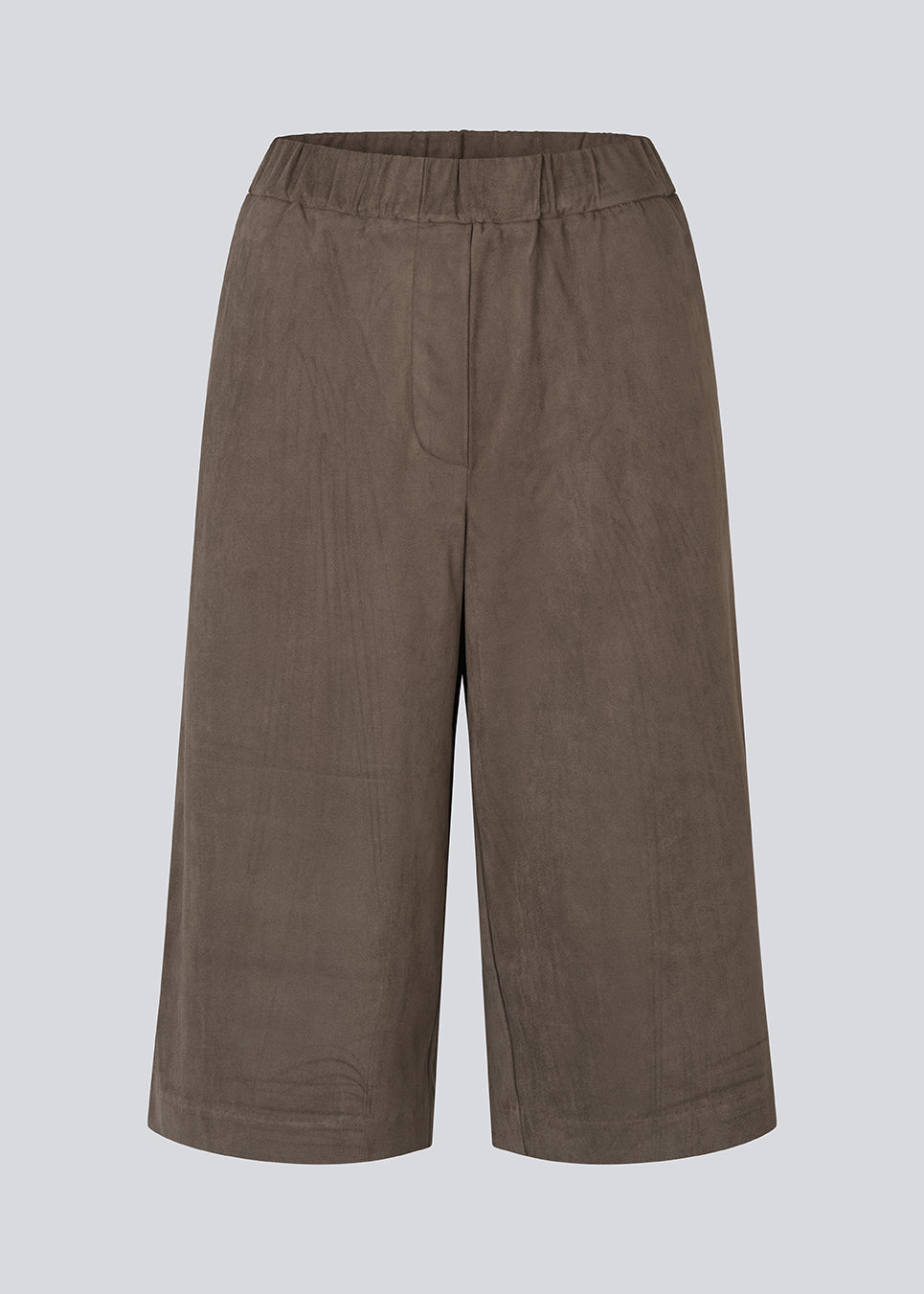 Bermudashorts i blødt imiteret ruskind. BritneyMD Long Shorts er en super cool og edgy model med knælængde, løst snit og elastikrem i taljen – en chic og komfortabel must-have til sommerens effortless looks.