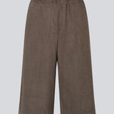 Bermudashorts i blødt imiteret ruskind. BritneyMD Long Shorts er en super cool og edgy model med knælængde, løst snit og elastikrem i taljen – en chic og komfortabel must-have til sommerens effortless looks.