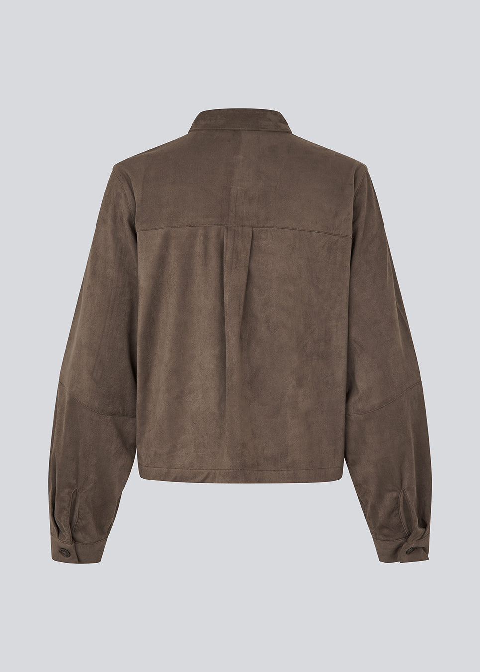 Skjorte i blødt imiteret ruskind. BritneyMD Skjorte har klassiske skjortedetaljer som krave, knappelukning, brystlomme og manchetter samt brede ærmer og længde til buksekanten – en chic og edgy statement-top til moderne garderober.