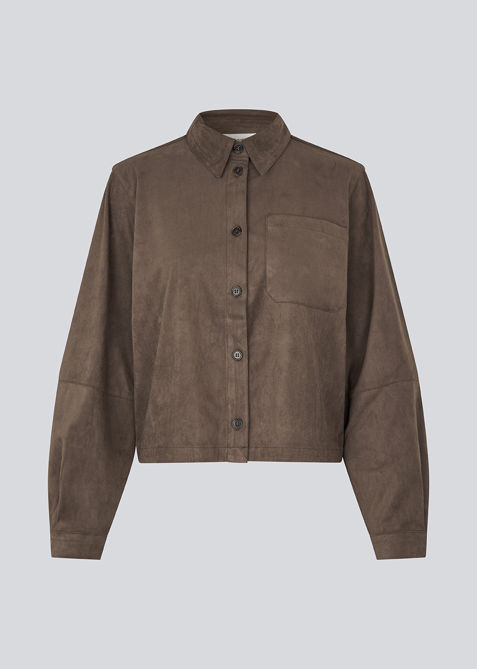 Skjorte i blødt imiteret ruskind. BritneyMD Skjorte har klassiske skjortedetaljer som krave, knappelukning, brystlomme og manchetter samt brede ærmer og længde til buksekanten – en chic og edgy statement-top til moderne garderober.
