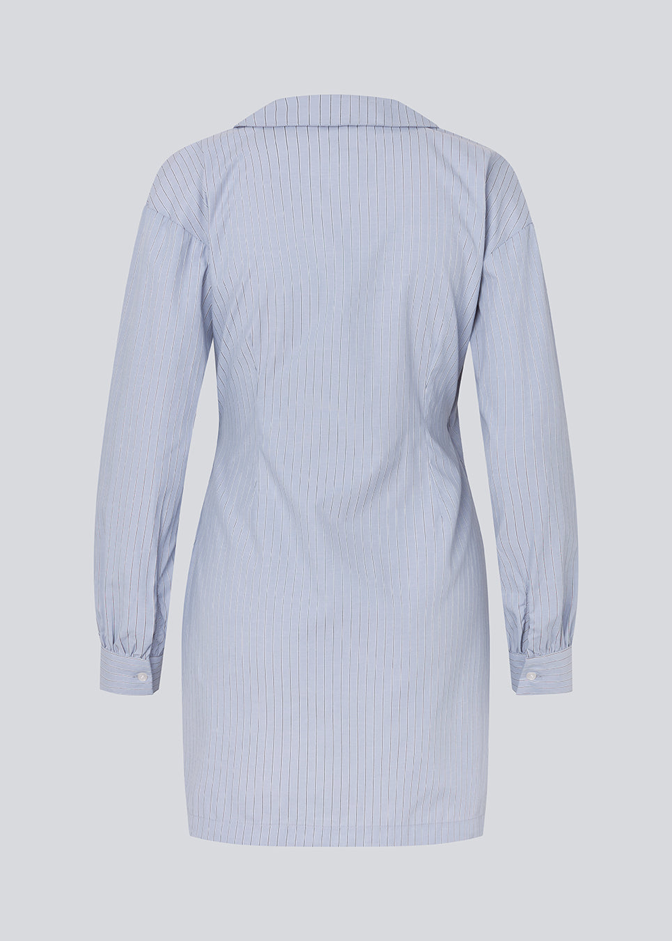 Kort asymmetrisk kjole med skjortereferencer. BrodieMD Dress har krave, V-hals, manchetter og en slå-om detalje med knapper og presse – en trendy og flatterende style, der giver et moderne og effortless look.