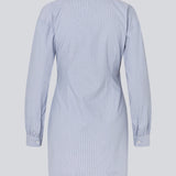 Kort asymmetrisk kjole med skjortereferencer. BrodieMD Dress har krave, V-hals, manchetter og en slå-om detalje med knapper og presse – en trendy og flatterende style, der giver et moderne og effortless look.