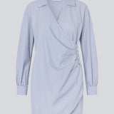 Kort asymmetrisk kjole med skjortereferencer. BrodieMD Dress har krave, V-hals, manchetter og en slå-om detalje med knapper og presse – en trendy og flatterende style, der giver et moderne og effortless look.