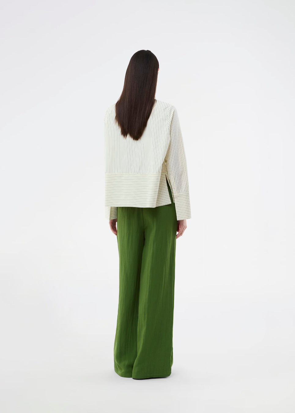 Elegant og tidløs skjorte i let, eksklusiv kvalitet med fine striber. BrodieMD Shirt er designet med klassisk krave, lange ærmer og skjult knaplukning, der giver et rent og sofistikeret udtryk. En alsidig garderobefavorit, perfekt til både arbejde og afslappet styling.