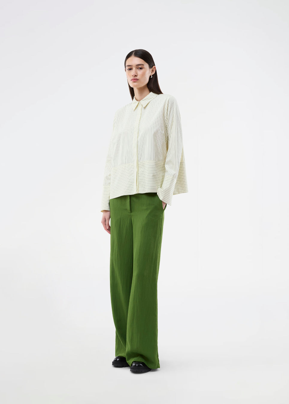 Elegant og tidløs skjorte i let, eksklusiv kvalitet med fine striber. BrodieMD Shirt er designet med klassisk krave, lange ærmer og skjult knaplukning, der giver et rent og sofistikeret udtryk. En alsidig garderobefavorit, perfekt til både arbejde og afslappet styling.