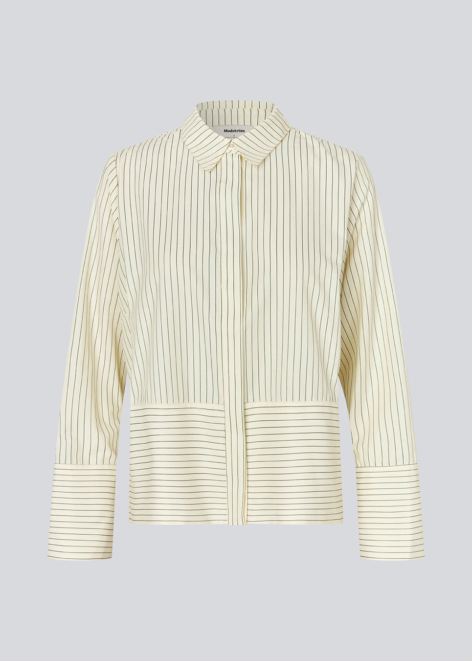 Elegant og tidløs skjorte i let, eksklusiv kvalitet med fine striber. BrodieMD Shirt er designet med klassisk krave, lange ærmer og skjult knaplukning, der giver et rent og sofistikeret udtryk. En alsidig garderobefavorit, perfekt til både arbejde og afslappet styling.