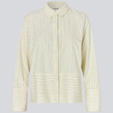 Elegant og tidløs skjorte i let, eksklusiv kvalitet med fine striber. BrodieMD Shirt er designet med klassisk krave, lange ærmer og skjult knaplukning, der giver et rent og sofistikeret udtryk. En alsidig garderobefavorit, perfekt til både arbejde og afslappet styling.