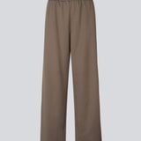Cool sweatpants med vide ben. BrynhildMD Pants har elastikrem i taljen og kombinerer komfort med et sporty og stilrent udtryk – en trendy og effortless must-have til casual looks.
