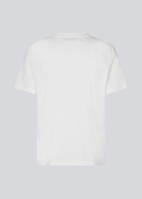 Hvid klassisk t-shirt i økologisk bomuld. CadakMD print t-shirt har en rund hals og korte ærmer, samt et printet logo foran. Modellen er 177 cm og har en størrelse S/36 på.