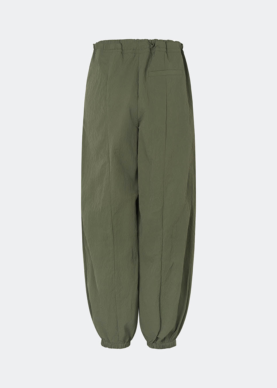 Afslappede bukser med et moderne ballon-fit. Caishamd pants er designet i en let kvalitet med en elastisk paperbag-talje og bindebånd, der sikrer en komfortabel og fleksibel pasform. De vide ben samles med elastik ved anklerne og skaber en voluminøs silhuet med et moderne udtryk. Bukserne har skrå sidelommer og en paspoleret baglomme, som fuldender det enkle design. Style dem med en skjorte eller en let strik til både hverdags- og weekendlooks.
