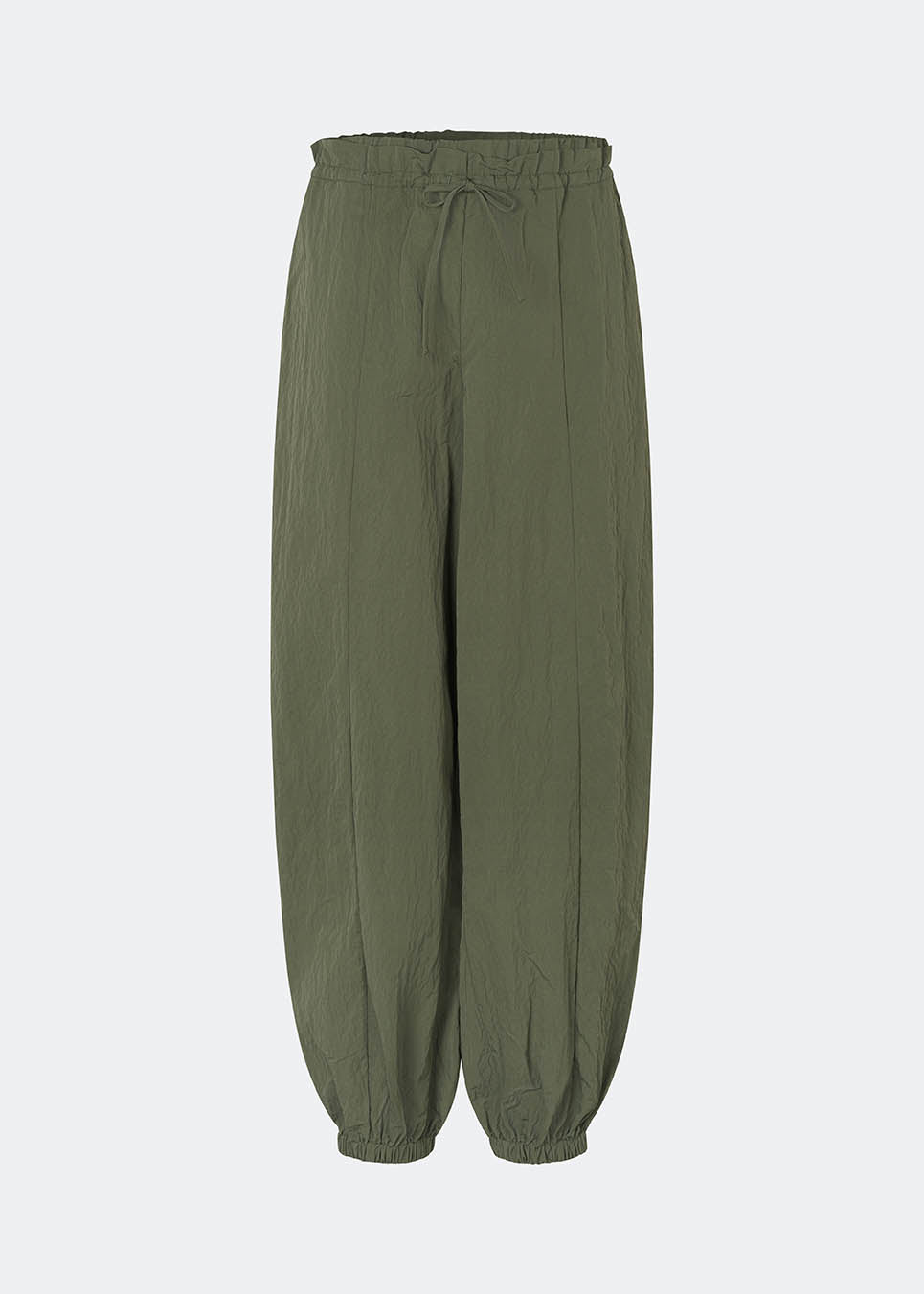 Afslappede bukser med et moderne ballon-fit. Caishamd pants er designet i en let kvalitet med en elastisk paperbag-talje og bindebånd, der sikrer en komfortabel og fleksibel pasform. De vide ben samles med elastik ved anklerne og skaber en voluminøs silhuet med et moderne udtryk. Bukserne har skrå sidelommer og en paspoleret baglomme, som fuldender det enkle design. Style dem med en skjorte eller en let strik til både hverdags- og weekendlooks.