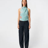 Elegant halterneck-top med et kunstnerisk print og et feminint udtryk. Carinamd print top er designet i en let, glat kvalitet med en høj halterneck-udskæring, der lukkes i nakken, og et bindebånd i ryggen, som giver en smuk og justerbar pasform. Det draperede design og det unikke print gør toppen til et iøjnefaldende valg til både festlige lejligheder og sommerens elegante outfits.