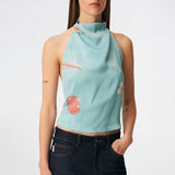 Elegant halterneck-top med et kunstnerisk print og et feminint udtryk. Carinamd print top er designet i en let, glat kvalitet med en høj halterneck-udskæring, der lukkes i nakken, og et bindebånd i ryggen, som giver en smuk og justerbar pasform. Det draperede design og det unikke print gør toppen til et iøjnefaldende valg til både festlige lejligheder og sommerens elegante outfits.