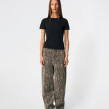 Statement denim med print. Cartonmd print jeans er designet med et markant all-over mønster og en lige pasform, der giver et moderne og afslappet udtryk.