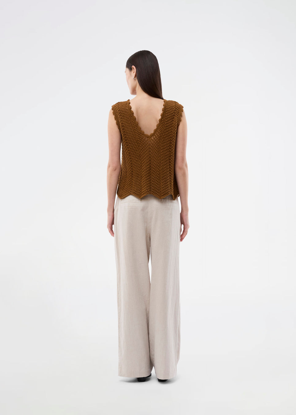 Hæklet top uden ærmer i multifarvet økologisk bomuld. CaryMD top har detaljerede kanter og en dyb v-udskæring på ryggen. 