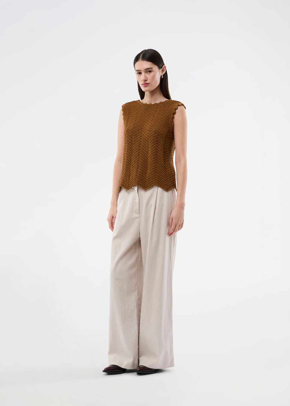 Hæklet top uden ærmer i multifarvet økologisk bomuld. CaryMD top har detaljerede kanter og en dyb v-udskæring på ryggen. 